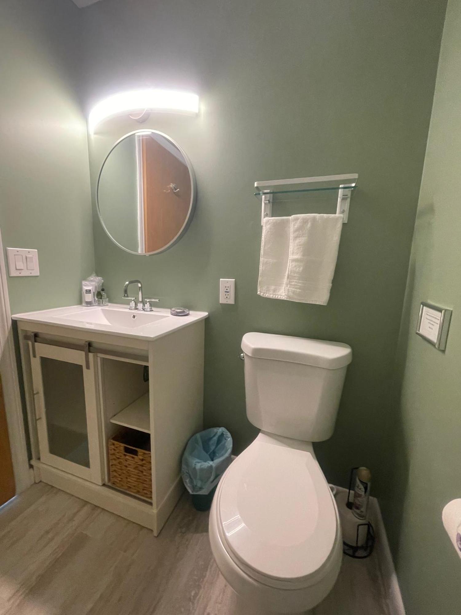 Williston Village Inn Burlington Room photo