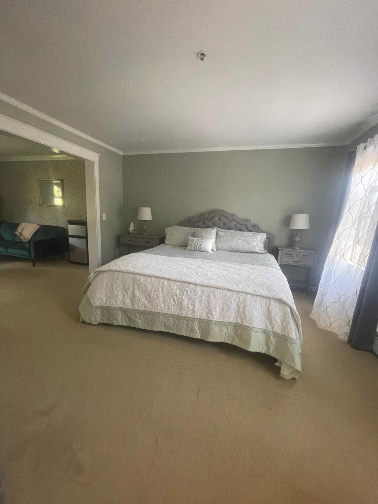 Williston Village Inn Burlington Room photo